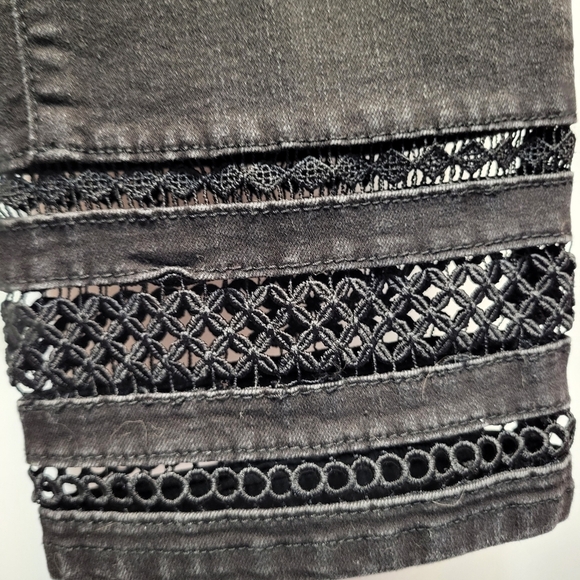 DG2 by Diane Gilman Black Ankle Cropped Jeans w/ crocheted hems - Size 10 - Picture 3 of 5